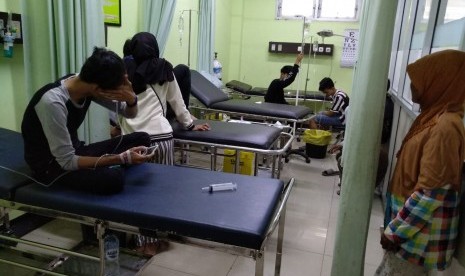 Korban menjalani perawatan di RS SMC Kabupaten Tasikmalaya, Jumat (24/1). Hingga Jumat siang, dilaporkan delapan orang meninggal diduga akibat mengonsumsi miras oplosan.