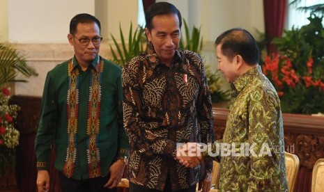 Presiden Joko Widodo (tengah) berjabat tangan dengan Menteri PPN/Kepala Bappenas Suharso Monoarfa (kanan) disaksikan Kepala BPS Suhariyanto (kiri) saat Pencanangan Sensus Penduduk 2020 di Istana Negara, Jakarta, Jumat (24/1/2020).