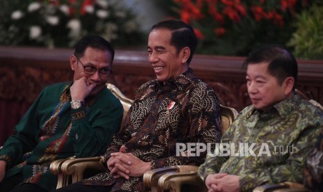 Presiden Joko Widodo (tengah) berbincang dengan Menteri PPN/Kepala Bappenas Suharso Monoarfa (kanan) dan Kepala BPS Suhariyanto saat Pencanangan Sensus Penduduk 2020 di Istana Negara, Jakarta, Jumat (24/1/2020). 