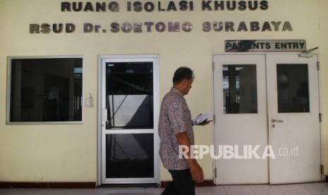 Petugas melintas di depan pintu masuk Ruang Isolasi Khusus (RIK) RSUD Dokter Soetomo, Surabaya, Jawa Timur, Jumat (24/1/2020).