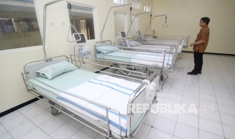 Petugas memeriksa fasilitas dan peralatan di Ruang Isolasi Khusus (RIK) RSUD Dokter Soetomo, Surabaya, Jawa Timur, Jumat (24/1/2020).