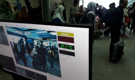 Kantor Kesehatan Pelabuhan Kelas II Sumbar Wilayah Kerja Bandara Internasional Minangkabau memantau penumpang internasional yang masuk ke BIM untuk mengantisipasi masuknya virus corona, Jumat (24/1).