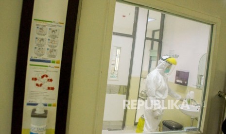 Petugas medis menggunakan pakaian pelindung saat mengontrol ruangan khusus untuk wabah Virus Corona di Ruangan Isolasi Infeksi Khusus Kemuning Rumah Sakit Dokter Hasan Sadikin (RSHS), di Bandung, Jawa Barat, Jumat (24/1/2020). 