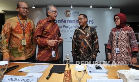 Ketua Dewan Komisioner Lembaga Penjamin Simpanan (LPS) Halim Alamsyah (kedua kiri), Anggota Dewan Komisioner merangkap Plt. Kepala Eksekutif LPS Didik Madiyono (kedua kanan), Plt. Direktur Eksekutif Riset, Surveilans dan Pemeriksaan Priyantina (kanan) dan Sekretaris Lembaga Muhamad Yusron (kiri) bersiap memberi keterangan tentang pers review suku bunga penjaminan LPS, di Jakarta, Jumat (24/01/2020). 