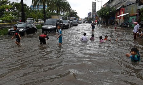 Sejumlah anak bermain air yang membanjiri Jalan Gunung Sahari di Pademangan, Jakarta. Sudin Sumber Daya Air Jakarta Utara turunkan tiga pompa untuk sedot genangan air Jalan Gunung Sahari, Pademangan. Ilustrasi.