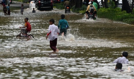 Air membanjiri Jalan Bungur Raya, Jakarta Pusat.