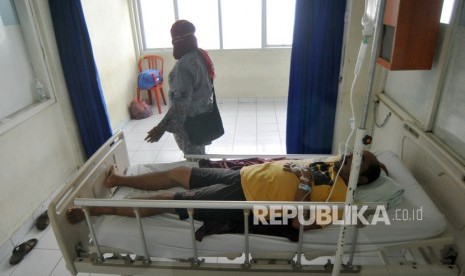 Seorang pasien diduga menderita Middle East Respiratory Syndrome Coronavirus (Mers Corv), berada di ruang isolasi RSUP Dr.M.Djamil Padang, Sumatera Barat, Jumat (24/1/2020). (Antara/Iggoy el Fitra)