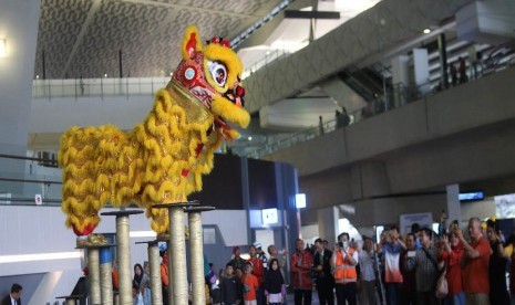 Pertunjukkan Barongsai digelar di Bandara Soekarno Hatta, Tangerang, Sabtu (25/1), untuk menghibur calon penumpang dan menyemarakkan suasana Imlek. 