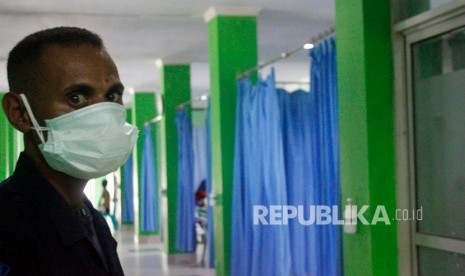 Petugas keamanan memakai masker saat berjaga di ruang Instalasi Gawat Darurat (IGD) Rumah Sakit Umum Daerah (RSUD) Sele Be Solu Kota Sorong, Papua Barat (ilustrasi)