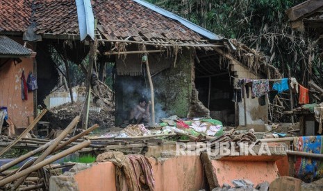 6 Bulan Berlalu, Korban Banjir Bandang Lebak Masih Mengungsi. Seorang warga beraktivitas di rumahnya yang rusak akibat diterjang banjir bandang di Kampung Susukan, Lebak, Banten.