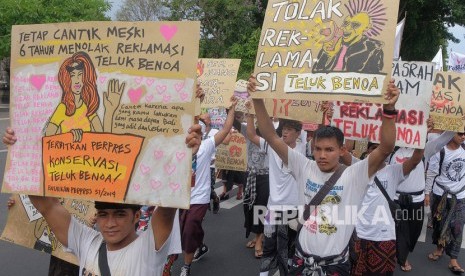 Sejumlah pengunjuk rasa meneriakkan yel-yel dalam aksi tolak reklamasi Teluk Benoa di Denpasar, Bali, Ahad (26/1/2020).