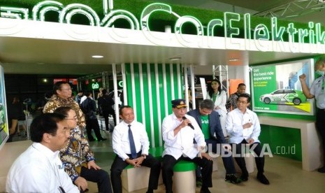 Peluncuran mobil listrik Grab Indonesia di Bandara Interbasional Soekarno-Hatta, Senin (27/1) yang dihadiri oleh Presiden of Grab Indonesia Ridzki Kramadibrata, Menteri Perhubungan Budi Karya Sumadi, Kepala Badan Koordinasi Penanaman Modal (BKPM) Bahlil Lahadalia, Direktur Utama PT (PLN) (Persero) Zulkifli Zaini, Direktur Utama PT Angkasa Pura (AP) II (Persero) Muhammad Awaluddin, dan President Director of Hyundai Motors Indonesia Sung Jong Ha. 