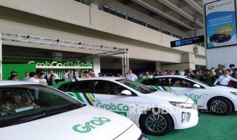 Peluncuran mobil listrik Grab Indonesia di Bandara Interbasional Soekarno-Hatta, Senin (27/1) yang dihadiri oleh Presiden of Grab Indonesia Ridzki Kramadibrata, Menteri Perhubungan Budi Karya Sumadi, Kepala Badan Koordinasi Penanaman Modal (BKPM) Bahlil Lahadalia, Direktur Utama PT (PLN) (Persero) Zulkifli Zaini, Direktur Utama PT Angkasa Pura (AP) II (Persero) Muhammad Awaluddin, dan President Director of Hyundai Motors Indonesia Sung Jong Ha. 