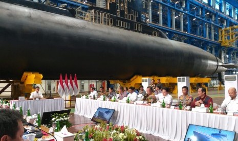 Presiden Jokowi memimpin rapat terbatas di dalam hanggar produksi kapal selam PT PAL Indonesia, Senin (27/1). 