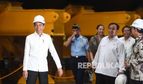 Presiden Joko Widodo (kiri) didampingi Menhan Prabowo Subianto (kedua kanan) dan DIrut PT PAL Budiman Saleh (kanan) saling berbincang ketika melakukan kunjungan sebelum Rapat Terbatas di Fasilitas Produksi Kapal Selam PT PAL, Surabaya, Jawa Timur, Senin (27/1/2020).