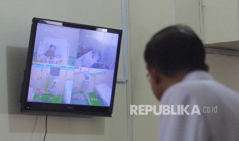 Tim dokter memantau pasien lewat layar monitor di RSUD dr Soetomo, Surabaya, Jawa Timur, Senin (27/1/2020). Di RSUD dr Soetomo terdapat 29 ICU, masih kurang untuk melayani kebutuhan pasien Covid-19. 