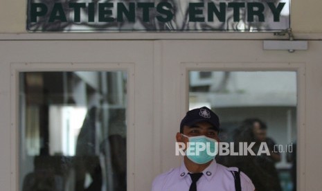 Petugas keamanan berjaga di luar Ruang Isolasi Khusus (RIK) di RSUD dr Soetomo, Surabaya, Jawa Timur. Rumah Sakit Umum Daerah (RSUD) dr Soetomo Surabaya menargetkan 103 pasien yang terkonfirmasi positif COVID-19 untuk disembuhkan menggunakan metode terapi plasma konvalesen.