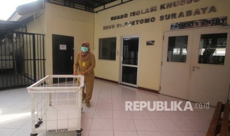 Rumah Sakit Umum Daerah (RSUD) Dr Soetomo Surabaya menambah 200 tempat tidur untuk perawatan pasien COVID-19. Penambahan terdiri dari ruang intensive care unit (ICU) dan high care unit (HCU). (Foto: Ruang Isolasi Khusus (RIK) RSUD Dr Soetomo)