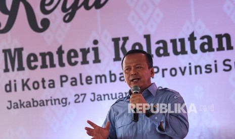 Menteri Kelautan dan Perikanan (KKP) Edhy Prabowo menyampaikan pidato usai menyerahkan bantuan kepada nelayan di Palembang, Sumatera Selatan, Senin (27/1/2020).