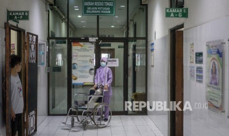 Ruang Isolasi RSUD Dr Moewardi, Solo, Jawa Tengah. Seorang pasien dalam pengawasan (PDP) Covid-19 meninggal di RSUD Dr Moewardi Solo, Jawa Tengah, Selasa (24/3) sore.