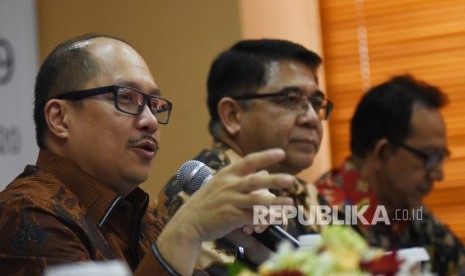 Taspen Catat Laba Rp 388,24 Miliar di 2019. Direktur Utama PT Taspen (Persero) Antonius N.S Kosasih (kiri) didampingi Komisaris Utama Franky Sibarani (tengah), dan Direktur Operasional Mohamad Jufri, menyampaikan Paparan Kinerja PT Taspen (Persero) di Jakarta, Senin (27/1/2020).