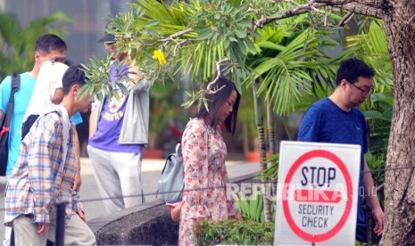 Sejumlah wisatawan asal China berada di Padang, Sumatera Barat, Senin (27/1/2020). Pada bulan Februari jumlah turis China yang masuk ke Indonesia turun 93.5 persen.