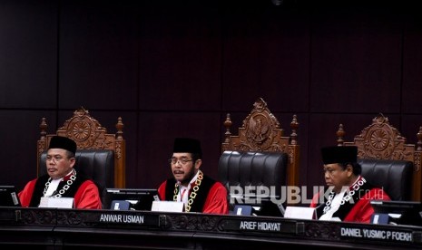 Ketua Mahkamah Konstitusi (MK) Anwar Usman (tengah) memimpin sidang pleno penyampaian laporan tahun 2019 di Gedung MK, Jakarta, Selasa (28/1/2020).