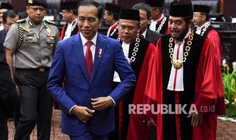 Presiden Joko Widodo (kiri) bersama Ketua Mahkamah Konstitusi Anwar Usman (kanan).