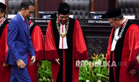 Presiden Joko Widodo (kiri) bersiap mengikuti foto bersama dengan Ketua Mahkamah Konstitusi (MK) Anwar Usman (kedua kiri) 