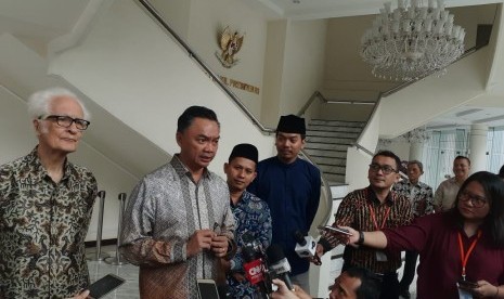 Wapres Ingin Indonesia Jaga Kerukunan Umat Beragam di Dunia. Foto: Pendiri Foreign Policy of Community of Indonesia (FPCI) Dino Patti Djalal dan juga sejumlah tokoh agama usai menemui Wakil Presiden Ma