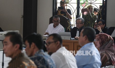 Terdakwa Bupati Muara Enim nonaktif Ahmad Yani (kiri atas) menjalani sidang lanjutan di Pengadilan Tipikor Palembang, Sumatera Selatan.