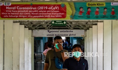 Sejumlah pengunjung rumah sakit mengenakan masker di Rumah Sakit Umum Pusat (RSUP) dr Kariadi, Semarang, Jawa Tengah, Selasa (28/1/2020).