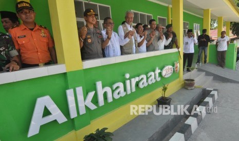 Gubernur Jawa Tengah Ganjar Pranowo (keempat kiri) saat meresmikan dan meninjau gedung sekolah MTS Alkhairaat bantuan masyarakat Jawa Tengah di Desa Mpanau, Kabupaten Sigi, Sulawesi Tengah, Rabu (29/1/2020).