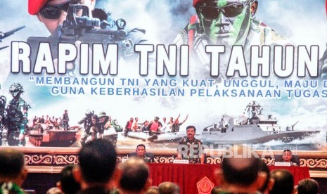 Panglima TNI Marsekal TNI Hadi Tjahjanto (tengah) memimpin Rapat Pimpinan TNI 2020 di Mabes TNI, Cilangkap, Jakarta Timur, Rabu (29/1/2020).