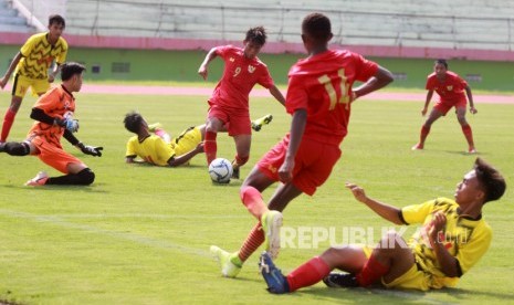 Pesepak bola timnas Indonesia U-16 Wahyu Agung (tengah) mendapat adangan sejumlah pesepak bola Gala Siswa Indonesia (GSI) Sidoarjo pada laga uji coba trofeo di Stadion Gelora Delta Sidoarjo, Jawa Timur, Rabu (29/1).