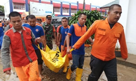 Bencana banjir yang dipicu oleh intensitas hujan tinggi merendam tujuh desa/kelurahan di Kecamatan Barus, Kabupaten Tapanuli Tengah, Sumatra Utara, Rabu (29/1). Korban meninggal tercatat sembilan orang dan tiga lainnya masih hilang.