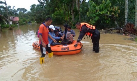 Bencana banjir yang dipicu oleh intensitas hujan tinggi merendam tujuh desa/kelurahan di Kecamatan Barus, Kabupaten Tapanuli Tengah, Sumatra Utara, Rabu (29/1). Pemkab setempat telah menetapkan status tanggap darurat berlaku hingga 5 Februari mendatang.