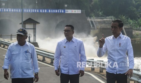 Presiden Joko Widodo (kanan) berbincang dengan Menteri PUPR Basuki Hadimuljono (kiri) dan Gubernur Jawa Barat Ridwan Kamil (tengah) saat peresmian Terowongan Air Nanjung di Margaasih, Kabupaten Bandung, Jawa Barat, Rabu (29/1/2020)