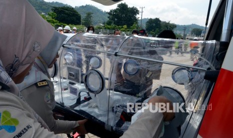 Petugas Kantor Kesehatan Pelabuhan (KKP) mempersiapkan Kapsul evakuasi atau isolation chamber digunakan untuk orang yang diduga mengalami gejala virus corona di pelabuhan IPC Panjang, Bandar Lampung, Lampung, Selasa (29/1/2020). 