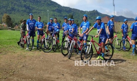 Para pemain persib Bandung mengisi pemusatan latihan dengan cross country cycling di daerah Lembang, Kabupaten Bandung Barat, Rabu (29/1). 