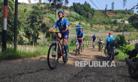 Para peman Persib Bandung mengisi pemusatan latihan dengan cross country cycling di daerah Lembang, Kabupaten Bandung Barat, Rabu (29/1). 