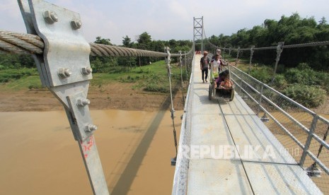 Sebuah jembatan di jalan trans Sulawesi amblas diduga karena berkarat. Ilustrasi.