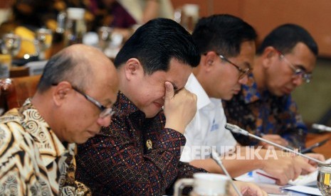 Meneg BUMN Erick Thohir (tengah) bersama Wakil Menteri Kartika Wirjoatmajo (kedua kanan) dan Dirut Jiwasraya Hexana Tri Sasongko (kiri) saat mengikuti rapat kerja Panja Jiwasraya bersama komisi VI di Gedung Parlemen DPR RI, Senayan, Jakarta, Rabu (29/1/2020). Pengamat BUMN dari Institute for Development of Economics and Finance (Indef) Abra Talattov menilai Menteri BUMN Erick Thohir cukup berhasil mengirimkan sinyal positif pada publik tentang optimismenya mereformasi BUMN