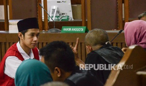 Terdakwa kasus unjukrasa saat aksi pelajar Dede Lutfi Alfiandi (kiri) berdiskusi dengan kuasa hukumnya sebelum mengikuti persidangan di Pengadilan Negeri Jakarta Pusat, Rabu (29/1/2020).