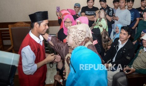 Terdakwa kasus unjukrasa saat aksi pelajar Dede Lutfi Alfiandi (kiri) menyapa pendukungnya sebelum mengikuti persidangan di Pengadilan Negeri Jakarta Pusat, Rabu (29/1/2020).