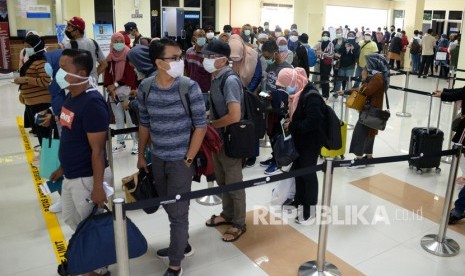 Mahasiswa asal Aceh, Zamzami (kedua kiri) bersama penumpang lainnya menjalani pemeriksaan sesampai dari Hongkong saat tiba di Bandara Internasional Sultan Iskandar Muda, Aceh Besar, Aceh, Rabu (29/1/2020).