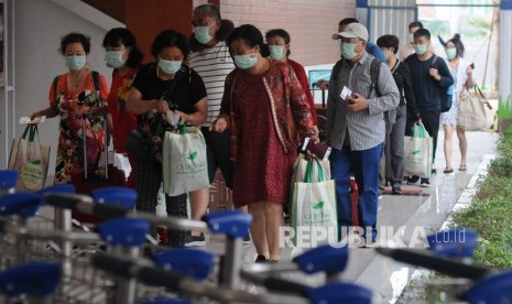 Sejumlah wisatawan dari negara China memasuki area terminal keberangkatan Bandara Adi Soemarmo, Boyolali, Jawa Tengah, Rabu (29/1). Direktur Utama AP I Faik Fahmi mengatakan penurunan penumpang tertinggi terjadi di Bandara Adi Soemarmo Solo selama pandemi virus korona atau Covid-19 terjadi.