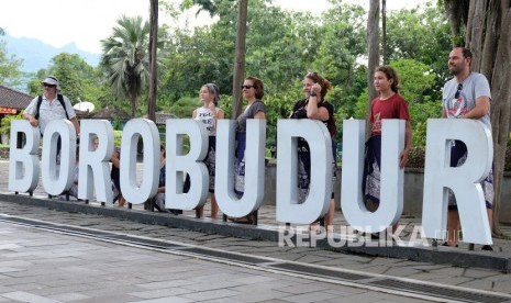 Sejumlah wisatawan mancanegara berada di kawasan Taman Wisata Candi (TWC) Borobudur, Magelang, Jawa Tengah. Setiap hari, ada 2.000 orang wisman datang ke Candi Borobudur.