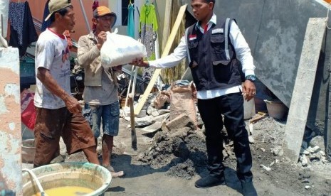 Pengurus Besar Forum Komunikasi Alumni Petugas Haji Indonesia (FKAPHI) memberikan bantuan kepada korban banjir di Kecamatan Benjeng dan Kecamatan Cerme Kabupaten Gresik Provinsi Jawa Timur, Rabu (29/1)