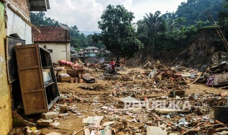 Seorang pengendara motor melintas di sekitar areal terdampak banjir bandang di Kampung Muhara, Lebak, Banten, Rabu (29/1/2020).